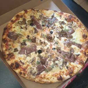 Pizza Tomate. mozza,râpé,champignons,magret,cèpes,olives