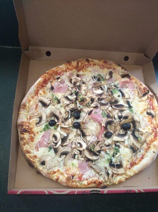 Pizza provençale, ail, persil, jambon, champignon